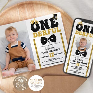 Puede incluir: Una invitación imprimible para un primer cumpleaños. La invitación presenta un diseño en negro y dorado con una corbata de lazo, tirantes y un sombrero de copa. El texto de la invitación dice "My One Derful" e incluye el nombre del niño, la fecha y la hora de la fiesta. La invitación está diseñada para ser personalizada con una foto del niño.