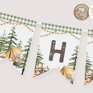 Op de afbeelding: Een banner met een campingthema. Elke vlaggenmast heeft een aquarelillustratie van een tent, bomen, een kampvuur en een beer. De banner heeft een groen-witte geruite rand en het woord "HAPPY" staat over de vlaggenmasten.