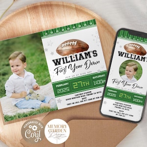 Könnte beinhalten: Grüne und weiße Einladung zur ersten Geburtstagsfeier zum Thema Fußball mit einem Foto eines kleinen Jungen. Die Einladung zeigt einen Fußball, eine Anzeigetafel und den Text "William's First Year Down".