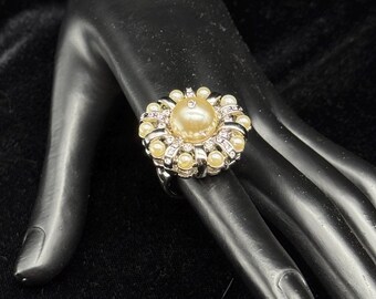 Bague Cocktail Serena Avec Fleur, Cristaux Rhinestone Et Perle Fausse Grise - Taille 7 - Occasion