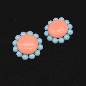 Pendientes de clip con botón retro rosa y azul