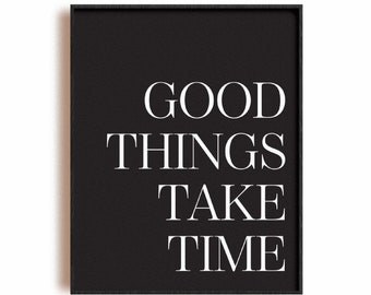 Op de afbeelding: Zwart-witte printbare wandkunst met de tekst "GOOD THINGS TAKE TIME".