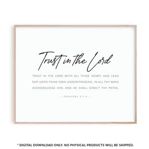 Può includere: Un design di arte da parete stampabile con sfondo bianco e testo nero. Il testo recita "Trust in the Lord" e include un versetto biblico da Proverbi 3:5-6.  "Trust in the Lord with all thine heart; and lean not unto thine own understanding. In all thy ways acknowledge him, and he shall direct thy paths."