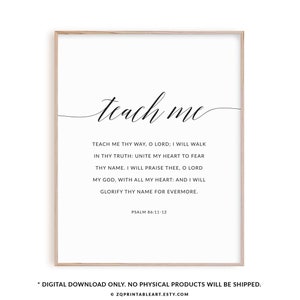 Könnte beinhalten: Ein druckbares Wandbild mit einem schwarz-weißen Kalligraphie-Zitat "teach me" und einem Bibelvers aus Psalm 86:11-12. Der Text lautet "Lehre mich deinen Weg, HERR; ich will in deiner Wahrheit wandeln; vereine mein Herz zur Furcht vor deinem Namen. Ich will dich loben, HERR, mein Gott, von ganzem Herzen; und ich will deinen Namen preisen in Ewigkeit. Psalm 86:11-12".