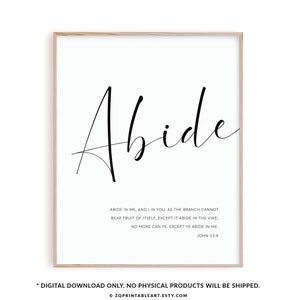 Puede incluir: Una impresión de arte de pared imprimible con un diseño en blanco y negro. La palabra "Abide" está escrita en letra cursiva. La impresión incluye un versículo bíblico de Juan 15:4: "Permaneced en mí, y yo en vosotros. Como el sarmiento no puede llevar fruto por sí mismo, si no permanece en la vid, así tampoco vosotros, si no permanecéis en mí. "