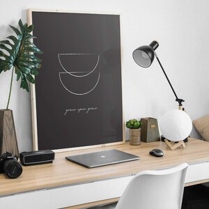 Puede incluir: Un p&oacute;ster enmarcado en negro con un dise&ntilde;o minimalista de dos semic&iacute;rculos blancos superpuestos. El texto "grace upon grace" est&aacute; escrito en blanco debajo del dise&ntilde;o.