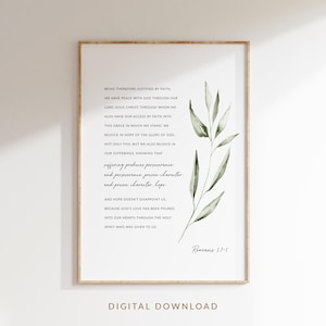 Könnte beinhalten: Ein druckbares Wandbild mit einem Zitat aus Römer 5,1-5 über Frieden, Gnade und Hoffnung. Das Zitat ist vor einem Hintergrund aus aquarellierten grünen Blättern platziert.