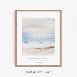 Könnte beinhalten: Ein Aquarellgemälde einer Meereslandschaft mit einem Zitat aus Psalm 93,4: "Der Herr droben ist mächtiger als der Lärm vieler Wasser, ja, als die gewaltigen Wellen des Meeres."