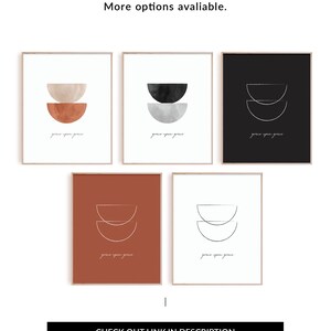 Puede incluir: Cinco impresiones de arte imprimibles con un dise&ntilde;o minimalista que presenta semic&iacute;rculos superpuestos en varios colores y un fondo blanco. El texto "grace upon grace" est&aacute; escrito en cursiva en la parte inferior de cada impresi&oacute;n.
