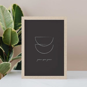 Puede incluir: Una impresi&oacute;n enmarcada con fondo negro y formas geom&eacute;tricas blancas. El texto "grace upon grace" est&aacute; escrito en letras cursivas blancas.