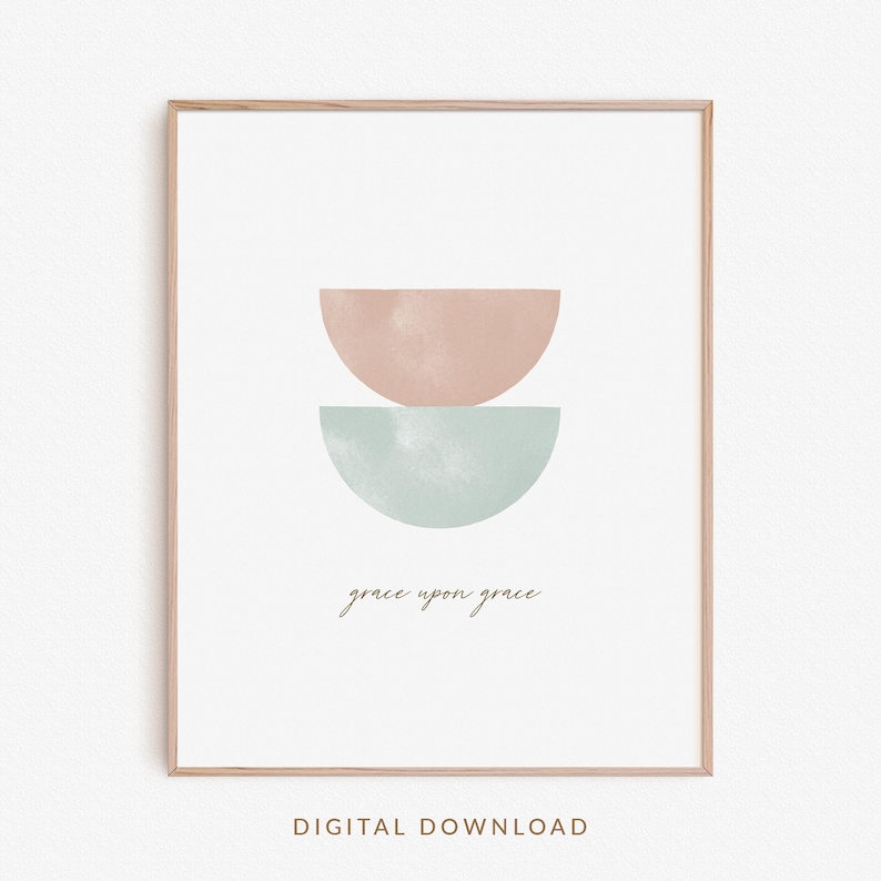 K&ouml;nnte beinhalten: Ein digitaler Download-Druck mit einem minimalistischen Design, das zwei sich &uuml;berlappende Halbkreise in Rosa- und Blaut&ouml;nen zeigt. Der Text "grace upon grace" ist darunter in Kursivschrift geschrieben.