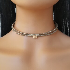 Gargantilla con cuentas Boho, collar con cuentas de oro, gargantilla de letras iniciales, gargantilla personal, gargantilla con cuentas mínimas, regalo para ella, regalo para la esposa