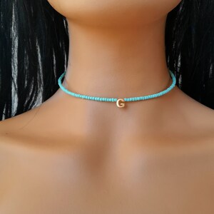 Gargantilla con cuentas turquesa, gargantilla con letra inicial, gargantilla personal, collar con letra inicial, gargantilla con cuentas, gargantilla con cuentas mínimas, gargantilla boho