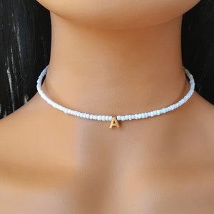 Gargantilha de miçangas brancas, gargantilha com letra inicial, gargantilha ajustável, colar com letra inicial, gargantilha mínima de miçangas, gargantilha boho, presente para ela