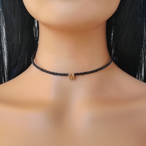 Gargantilha de contas pretas, gargantilha com letra inicial, gargantilha pessoal, gargantilha delicada de contas, gargantilha mínima de contas, gargantilha boho, presente para ela