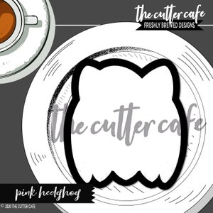 K&ouml;nnte beinhalten: Schwarz-wei&szlig;-Linienzeichnung eines Igels mit einem einfachen Design. Das Bild befindet sich auf einem wei&szlig;en Teller mit einem schwarz-wei&szlig;en Muster an der Kante. Der Text "the cutter cafe" ist in handschriftlicher Schrift oben im Bild zu sehen. Der Text "pink hedgehog" ist in handschriftlicher Schrift unten im Bild zu sehen.