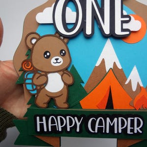 Topo de bolo de acampamento svg | Um campista feliz | Decoração de aniversário de urso aventureiro | Topo 3D em camadas | Topo de bolo de fogueira de montanha | Tema ao ar livre