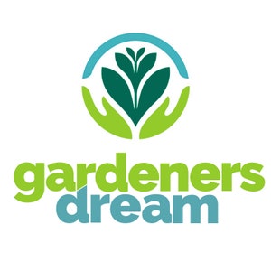 Puede incluir: Logotipo verde con una planta estilizada dentro de dos manos, rodeado de un c&iacute;rculo azul. El texto "gardeners dream" est&aacute; debajo del logotipo en verde y azul.