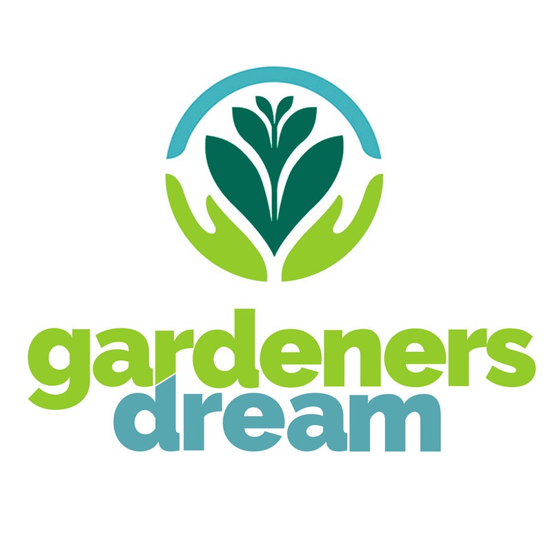 Puede incluir: Logotipo verde con una planta estilizada dentro de dos manos, rodeado de un c&iacute;rculo azul. El texto "gardeners dream" est&aacute; debajo del logotipo en verde y azul.