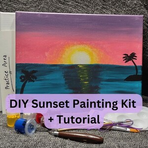 Puede incluir: Kit de pintura de puesta de sol DIY con un lienzo, tubos de pintura, pinceles y una paleta. El lienzo representa una puesta de sol sobre el océano con palmeras y un reflejo del sol en el agua. El texto "DIY Sunset Painting Kit + Tutorial" está sobre un fondo morado.
