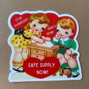 Puede incluir: Una pegatina vintage con un corazón rojo y el texto "Safe Supply Now!" Dos niños están dibujando en un escritorio. La niña lleva un vestido amarillo con flores rojas y el niño lleva una camisa y pantalones verdes. El texto "Stop Overdose? Here's How!" está en un globo de diálogo sobre los niños.