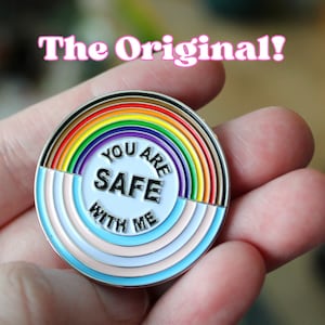 El pin original "Estás a salvo conmigo"