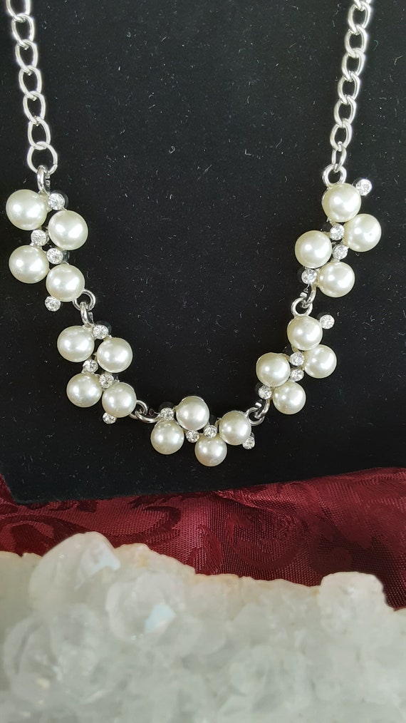 Collier Réglable Vintage Perles Blanches Et Plaques Argentées Cristaux - Occasion Très Bon état