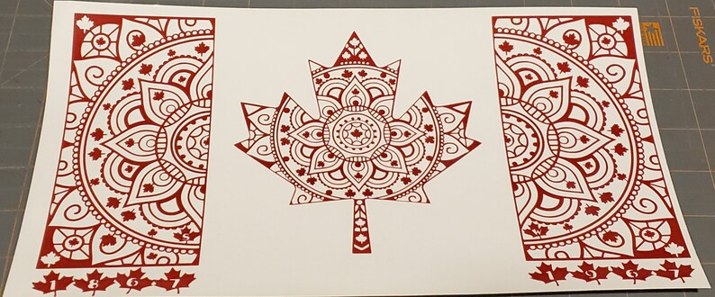 Puede incluir: Dise&ntilde;o de hoja de arce canadiense en mandala rojo y blanco con los n&uacute;meros 1867 en la parte inferior.
