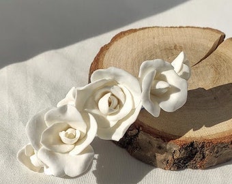 Barrette fleurs blanches "Amandine", peigne fleurs de porcelaine