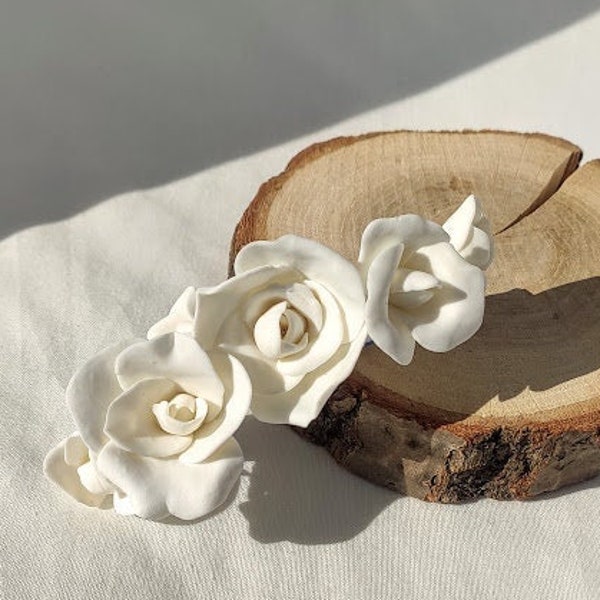Barrette fleurs blanches "Amandine", peigne fleurs de porcelaine