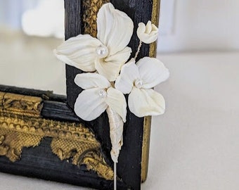 Asola fiore "Garance", accessorio Sposo e fiori bianchi testimoni