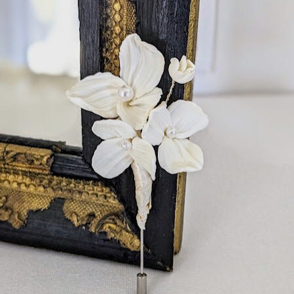 Boutonnière fleurs "Garance", Accessoire marié et témoin fleurs blanches