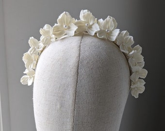 Couronne de mariée "Garance", couronne de fleurs porcelaine, casque nuptial, blanche, diadème romantique