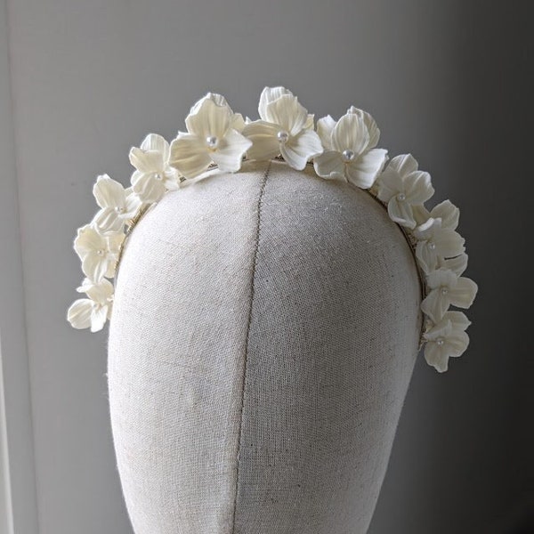 Couronne de mariée "Garance", couronne de fleurs porcelaine, casque nuptial, blanche, diadème romantique