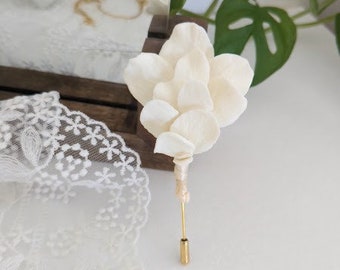 Boutonnière fleurs "Louise", Accessoire marié et témoin fleurs blanches