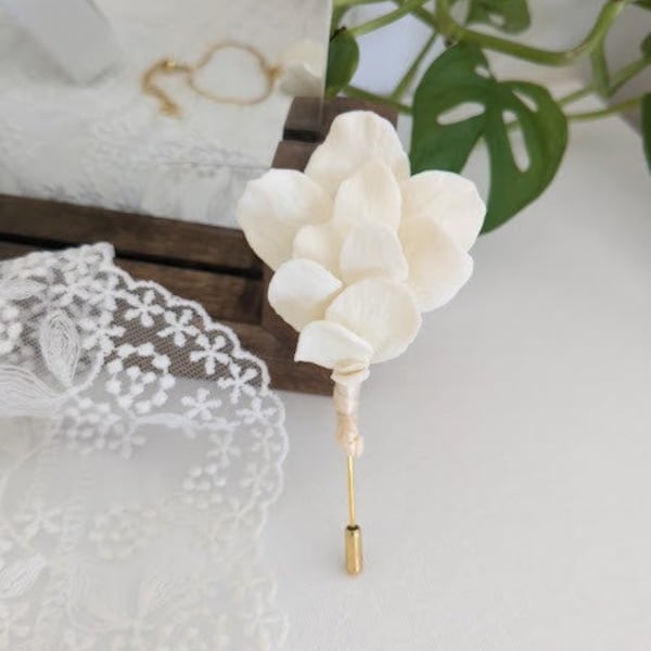 Boutonnière fleurs "Louise", Accessoire marié et témoin fleurs blanches