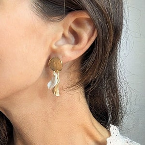 Boucles d'oreilles pendantes Anouk, Blanc et Or image 6