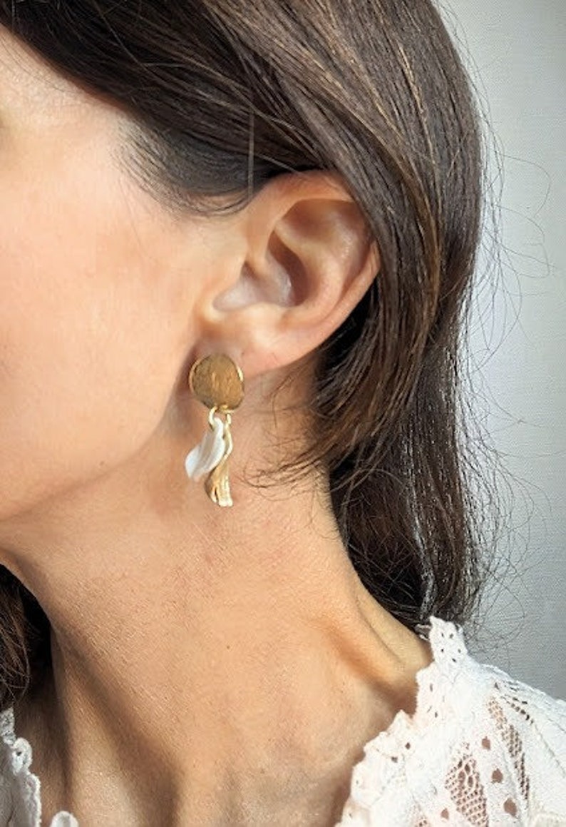 Boucles d'oreilles pendantes Anouk, Blanc et Or image 6