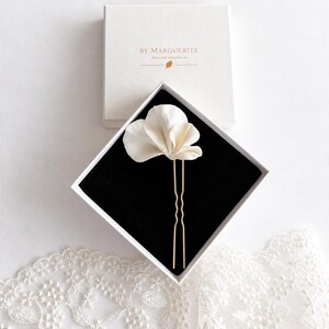 Épingle à cheveux mariage volute porcelaine froide drapée, laiton doré – LAURE