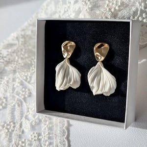 Boucles d’oreilles mariée modernes florales | Boucles élégantes légères mariée contemporaine | Bijou mariage minimaliste bohème chic