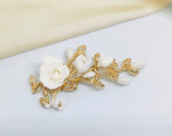 Peigne fleurs mariage "Lisandre", fleurs de porcelaine blanche, or et blanc