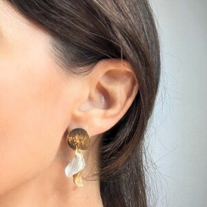 Boucles d'oreilles pendantes Anouk, Blanc et Or image 3