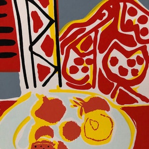 Pu&ograve; includere: Un piatto bianco con frutta rossa e gialla su uno sfondo rosso. La frutta &egrave; stilizzata e astratta. Lo sfondo &egrave; un motivo geometrico rosso e bianco.