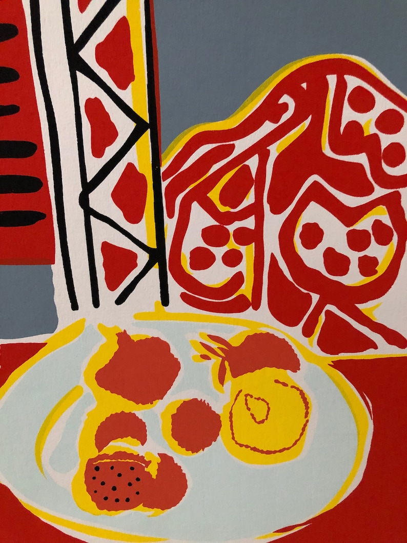 Pu&ograve; includere: Un piatto bianco con frutta rossa e gialla su uno sfondo rosso. La frutta &egrave; stilizzata e astratta. Lo sfondo &egrave; un motivo geometrico rosso e bianco.