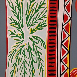 Pu&ograve; includere: Un dipinto astratto colorato con un motivo di foglie verdi, motivi geometrici rossi e neri e uno sfondo bianco.