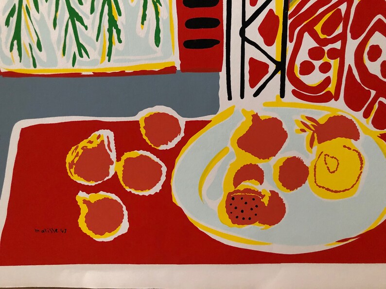 Pu&ograve; includere: Un dipinto di natura morta che presenta un piatto di frutta rossa e gialla su un tavolo rosso. Il piatto &egrave; bianco con un bordo giallo e la frutta &egrave; stilizzata con contorni neri. Lo sfondo &egrave; una parete blu con una pianta verde e gialla.