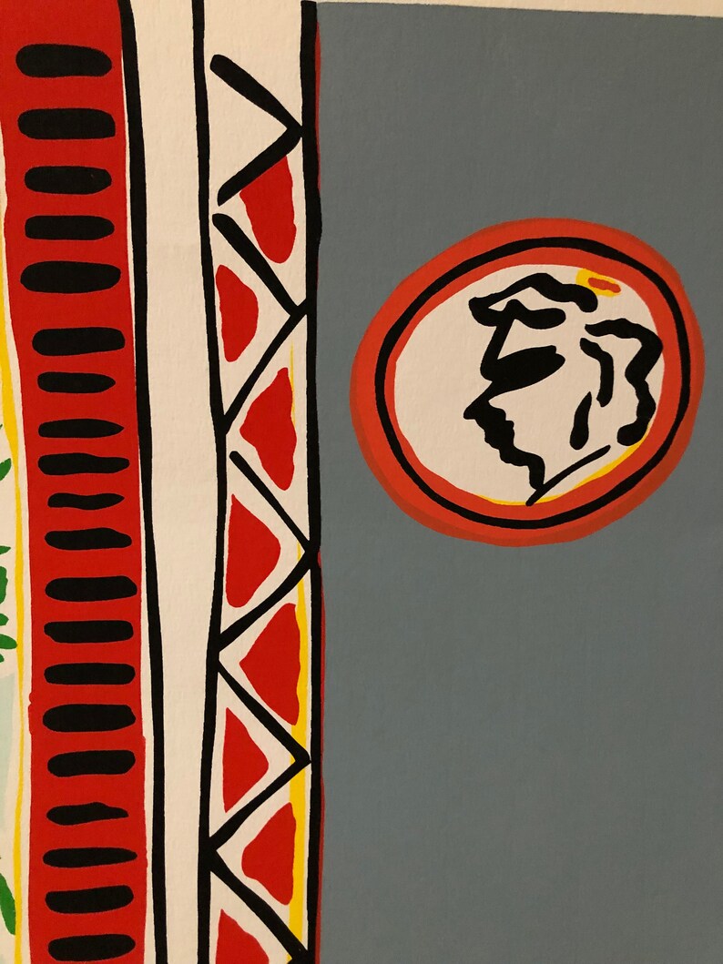 Pu&ograve; includere: Un muro con un motivo rosso e bianco con un design geometrico bianco e nero. Un cerchio rosso con un contorno nero contiene una silhouette nera di una testa di persona con un'evidenziazione gialla sui capelli.