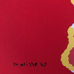 Pu&ograve; includere: Uno sfondo rosso con un design astratto giallo e bianco. Il testo "matisse 47" &egrave; scritto in nero nell'angolo in basso a sinistra.