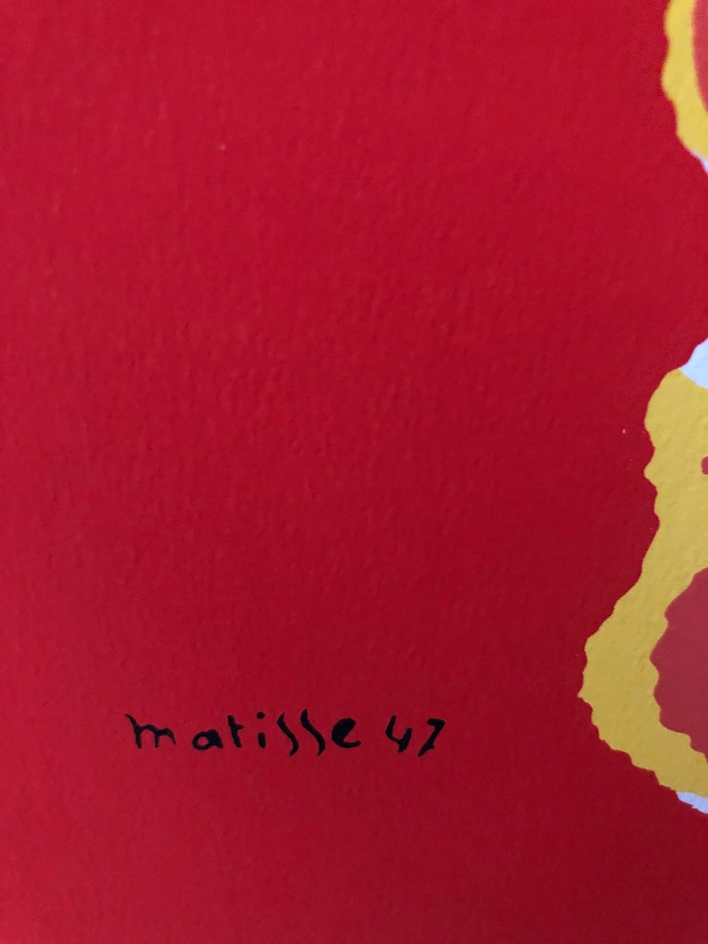 Pu&ograve; includere: Uno sfondo rosso con un design astratto giallo e bianco. Il testo "matisse 47" &egrave; scritto in nero nell'angolo in basso a sinistra.