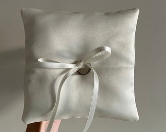 Coussin pour alliances en soie champagne / coussin pour porteur d'alliances / 6 x 6 po. / décoration de mariage / coussin ivoire minimaliste / décoration de mariée / luxe / élégant